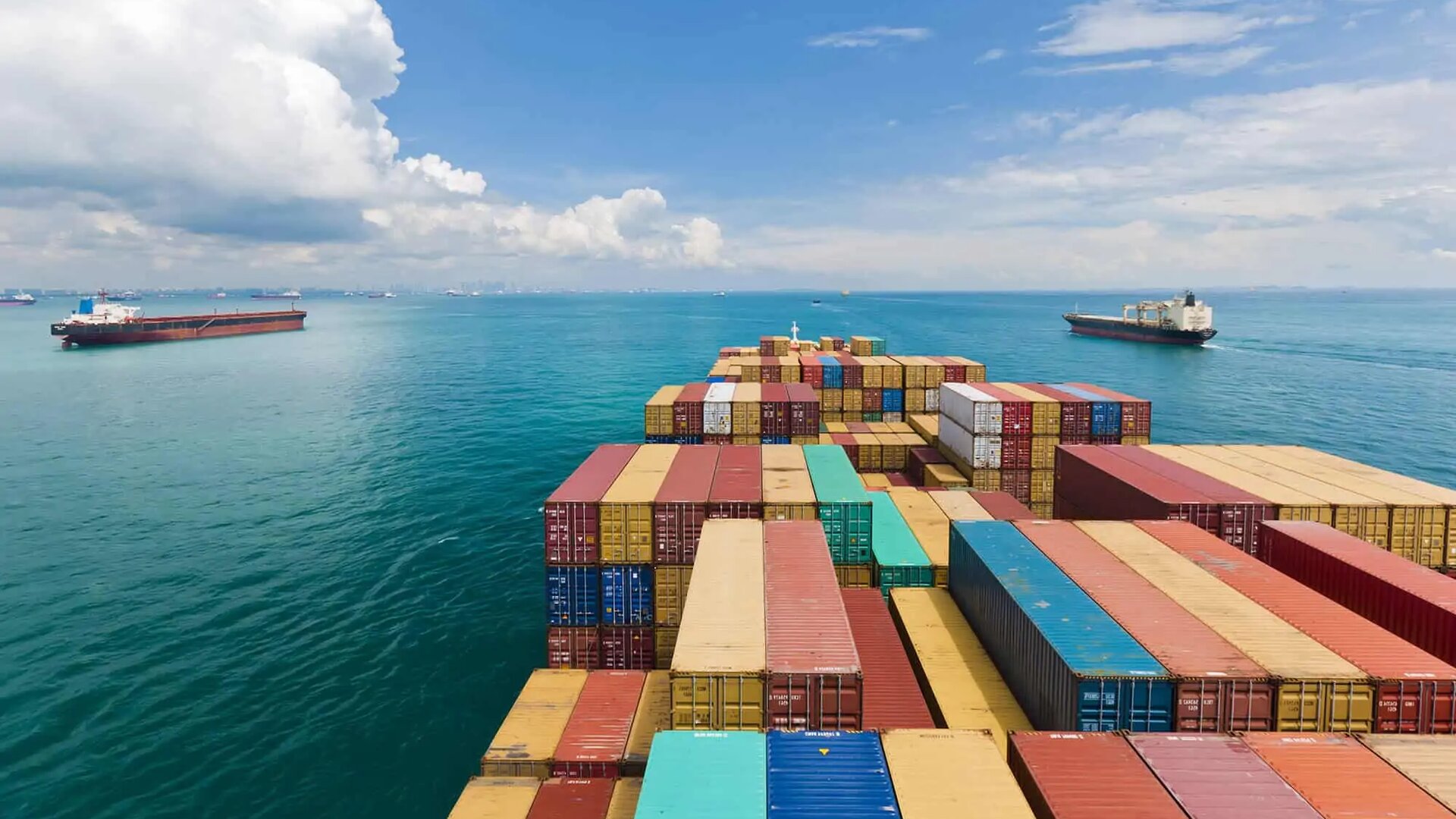 Inspección aduanera de contenedores en puerto colombiano