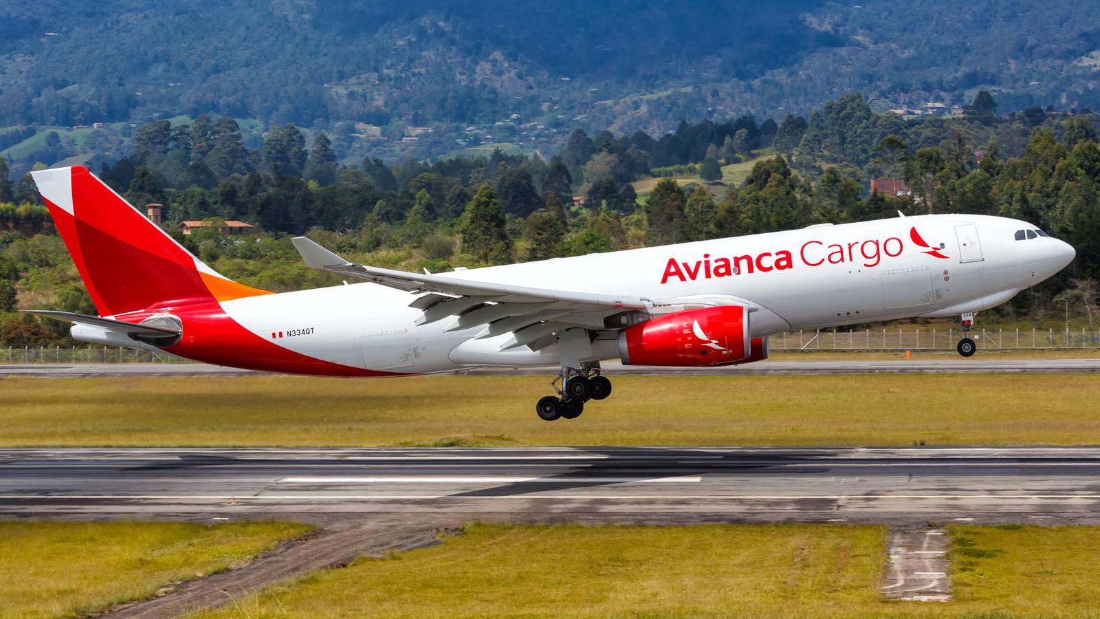 Avión de Avianca Cargo en plataforma de carga del aeropuerto El Dorado