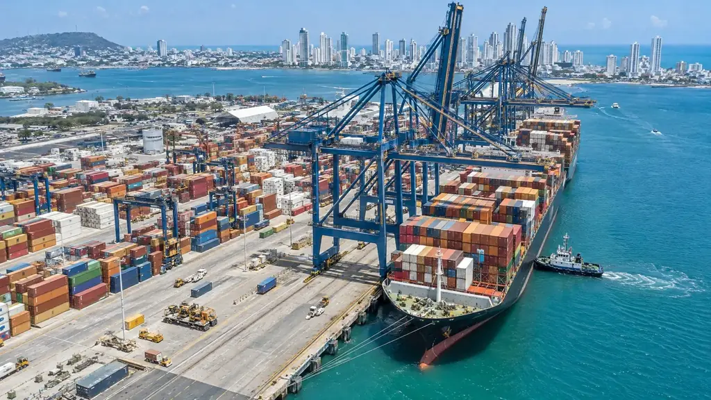 Vista aérea de una terminal de contenedores en la costa Caribe colombiana