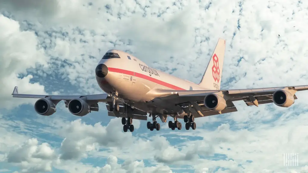 Boeing 747-8F de Cargolux cargando mercancía en plataforma