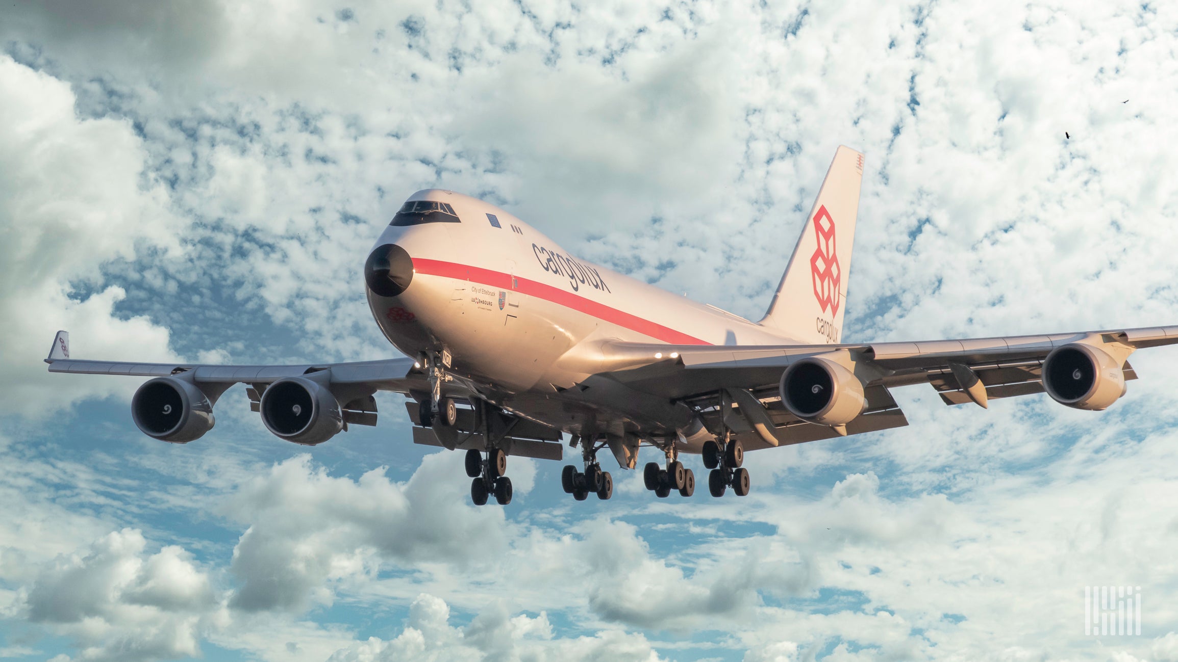 Boeing 747-8F de Cargolux cargando mercancía en plataforma