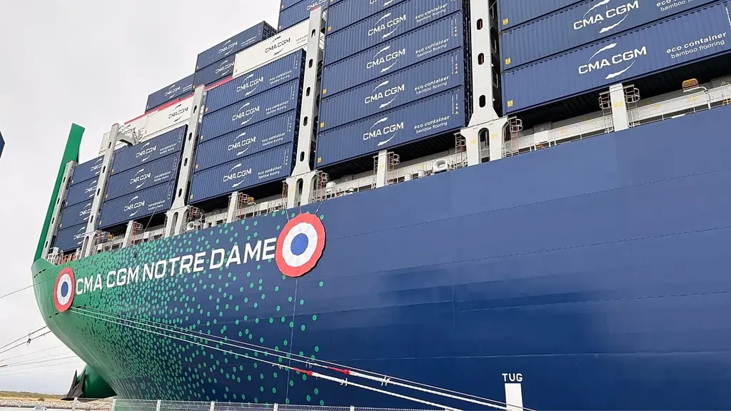 Buque portacontenedores CMA CGM en puerto colombiano