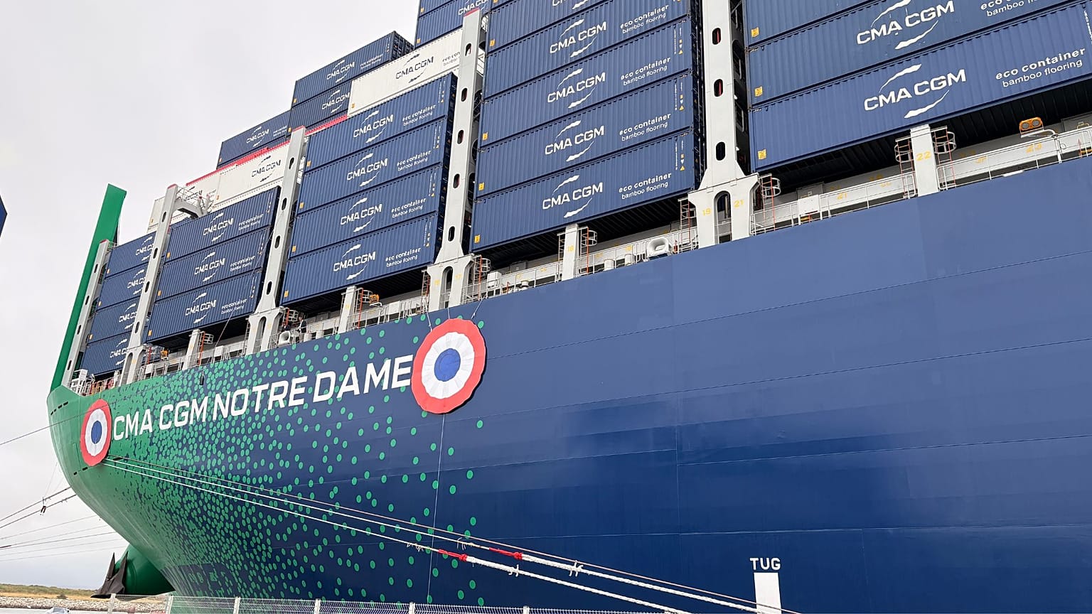 Buque portacontenedores CMA CGM en puerto colombiano