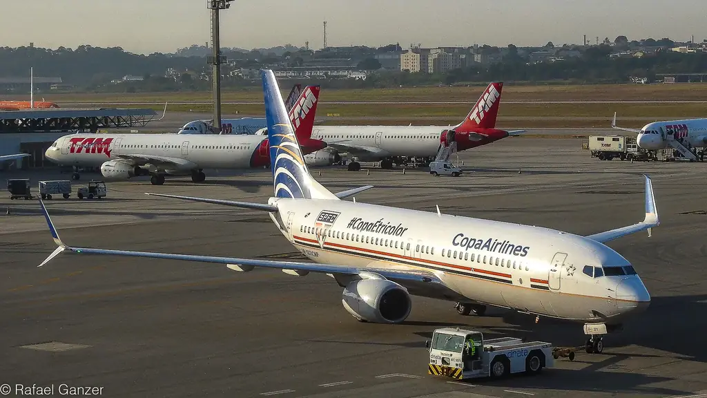 Avión Copa Airlines con carga siendo procesada en aeropuerto colombiano