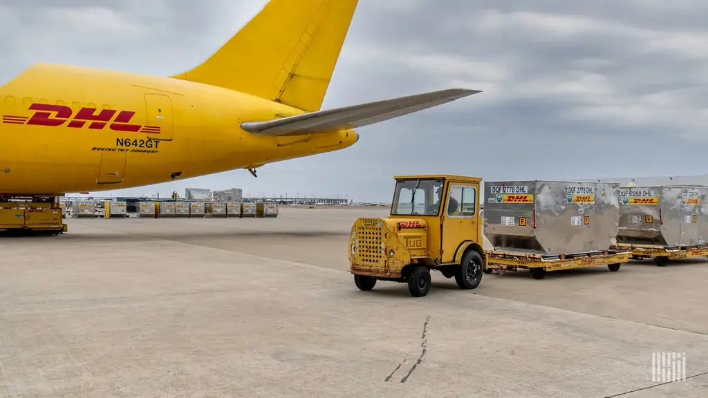 Avión DHL Express aterrizando en aeropuerto colombiano