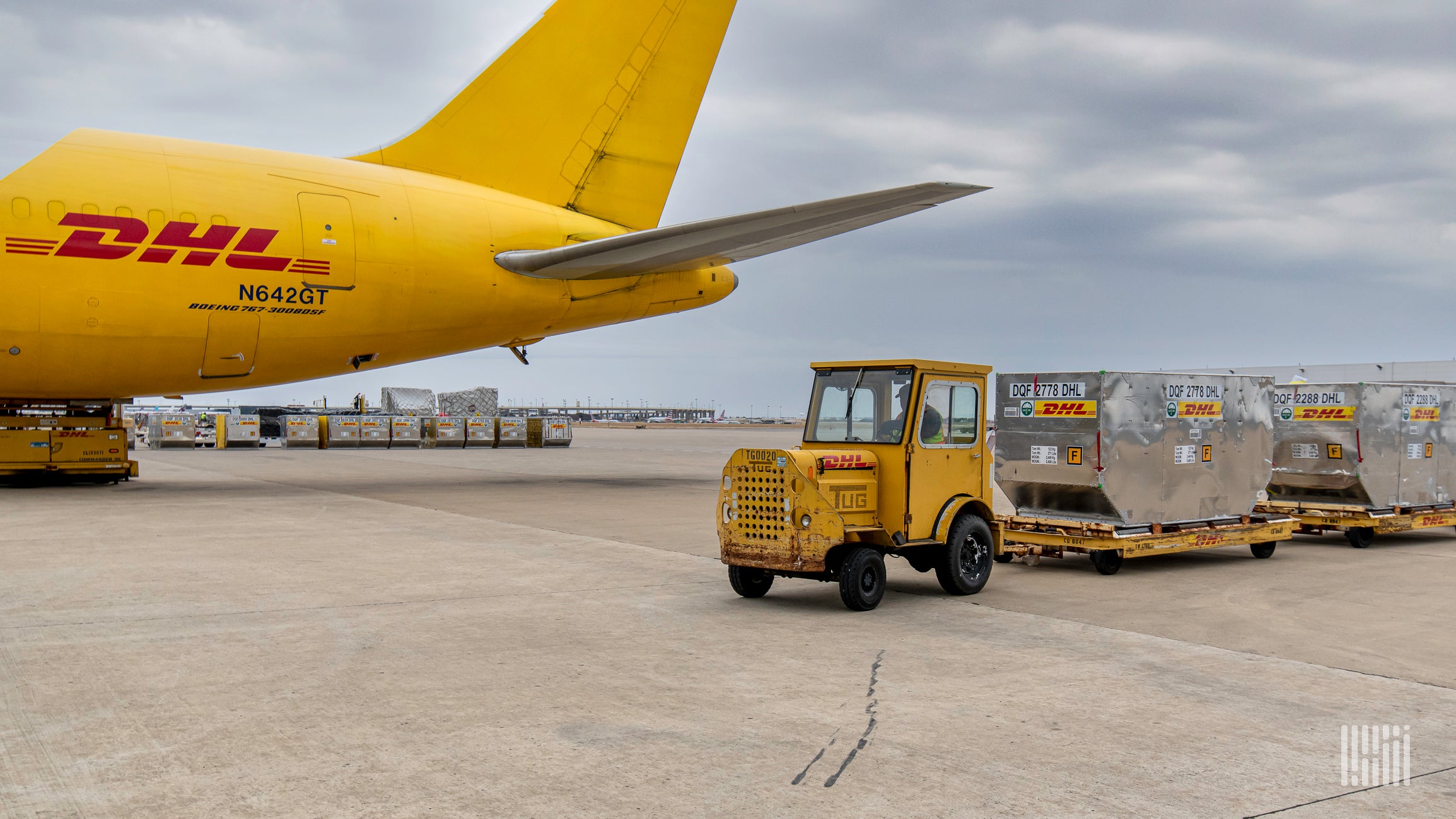Avión DHL Express aterrizando en aeropuerto colombiano