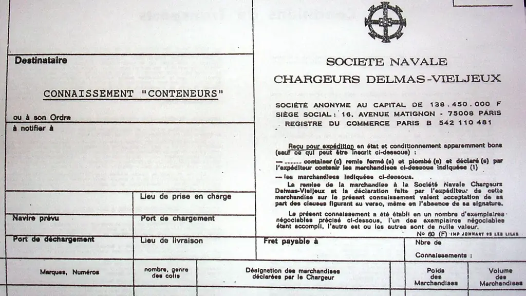 Documentos de importación: factura comercial, BL y packing list sobre escritorio