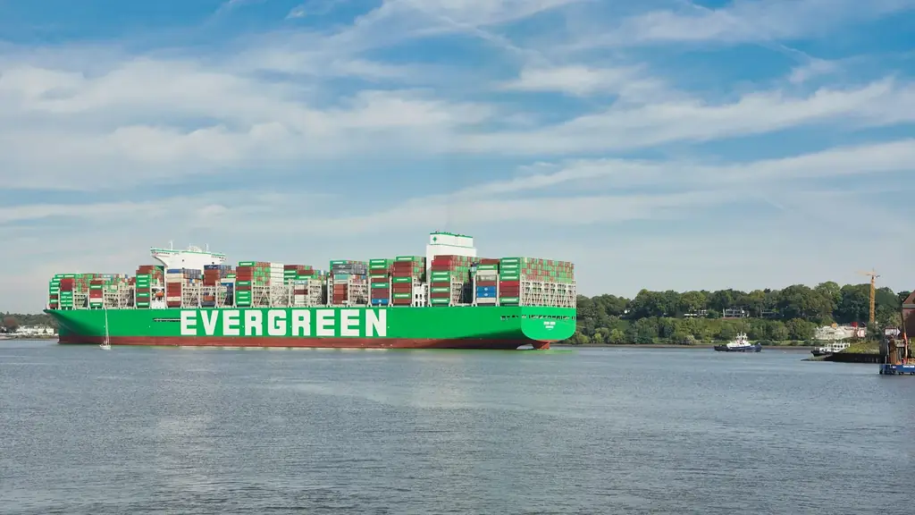 Buque Evergreen con contenedores verdes en puerto de Cartagena