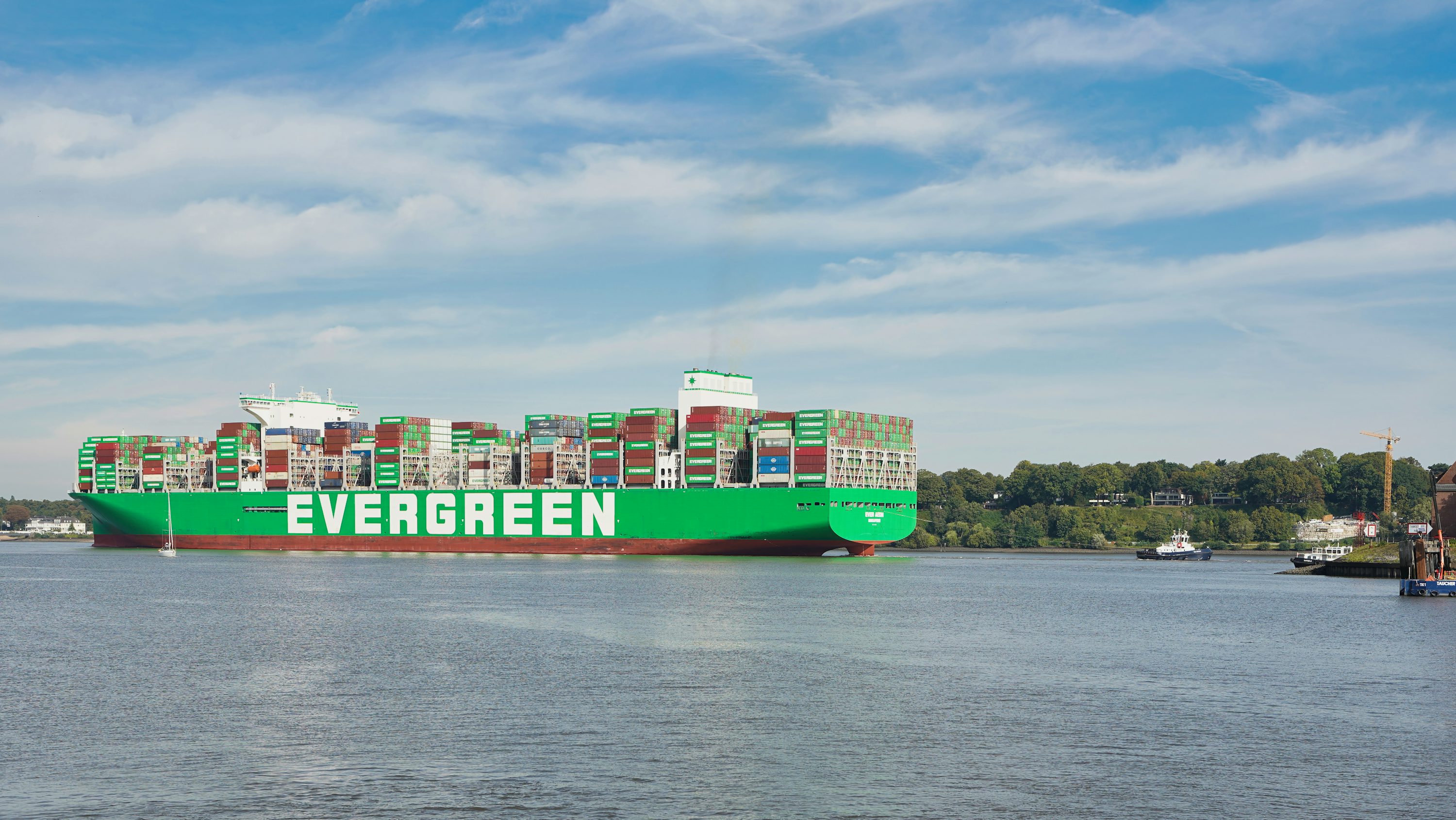 Buque Evergreen con contenedores verdes en puerto de Cartagena