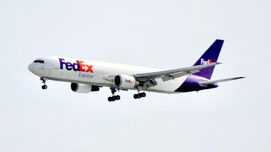 Avión FedEx Express en plataforma de carga de aeropuerto colombiano