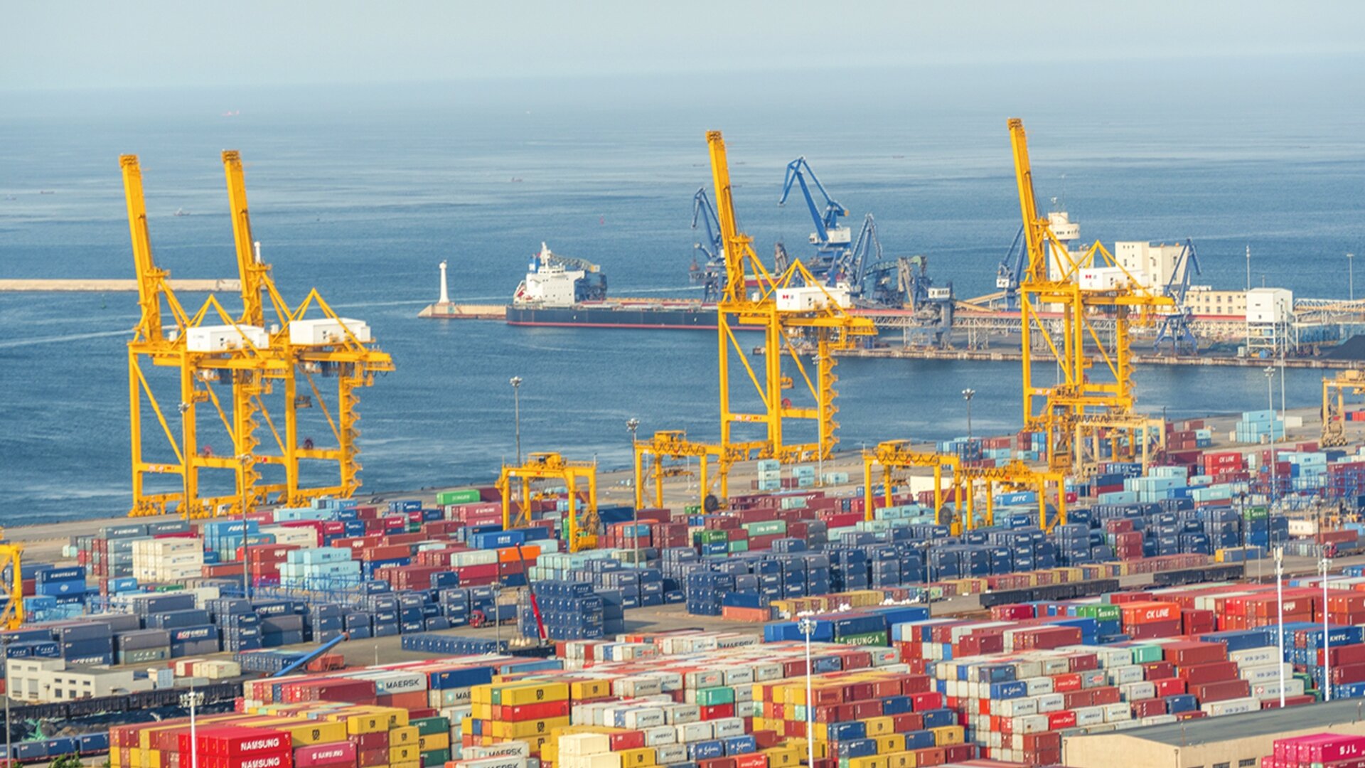 Buque portacontenedores en ruta marítima China-Colombia