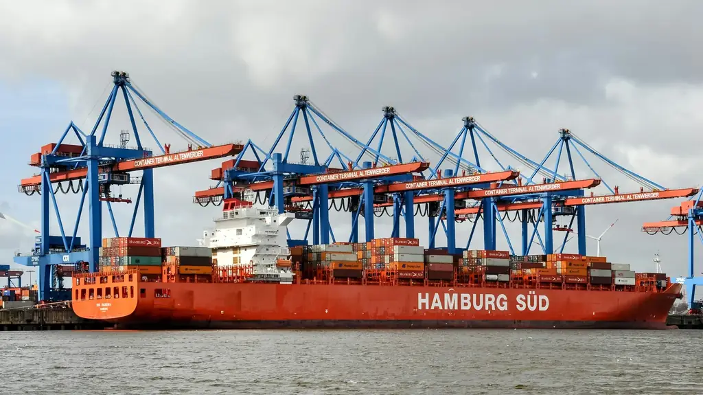 Buque Hamburg Süd con contenedores rojos en aguas del Caribe