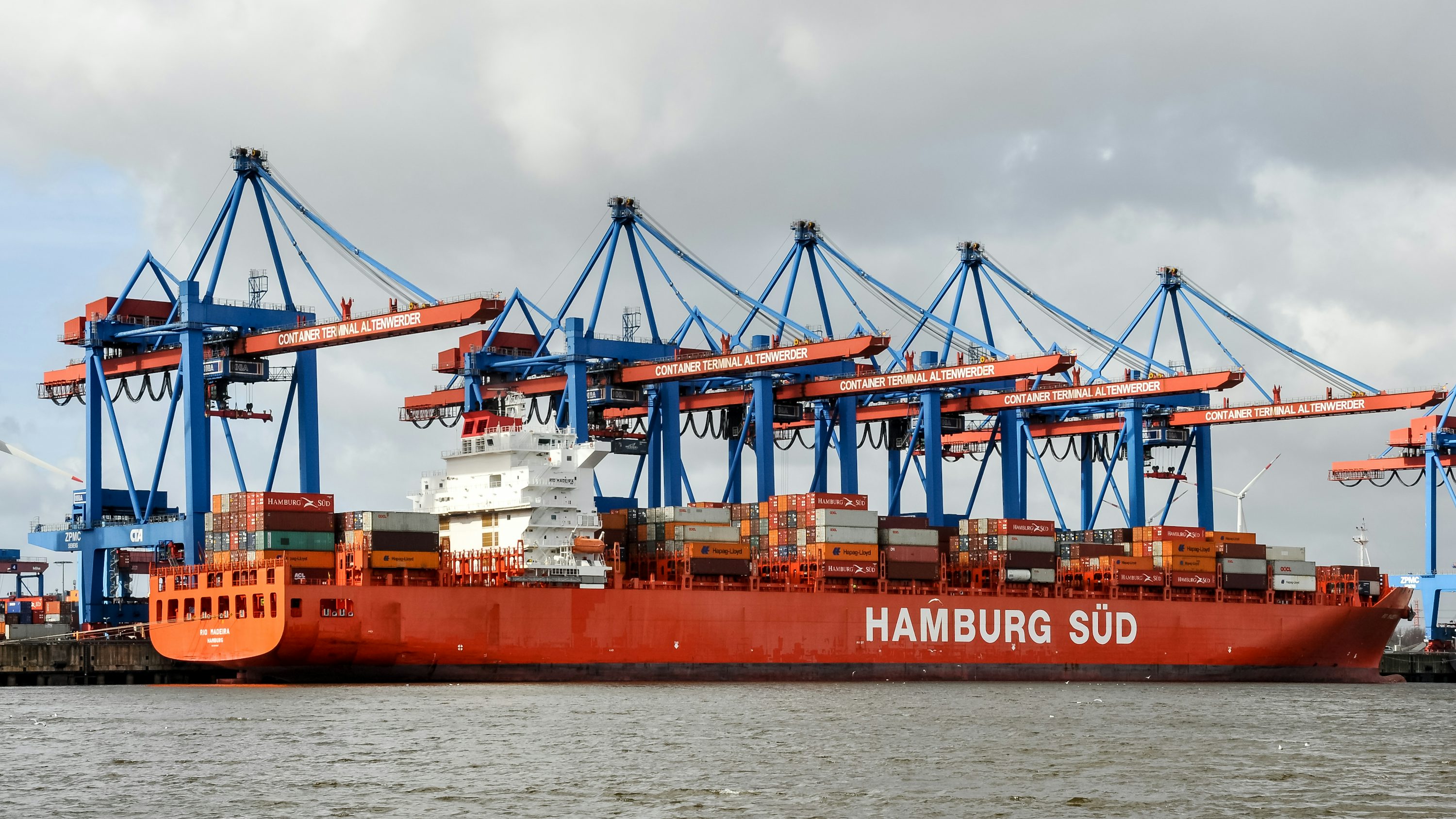 Buque Hamburg Süd con contenedores rojos en aguas del Caribe