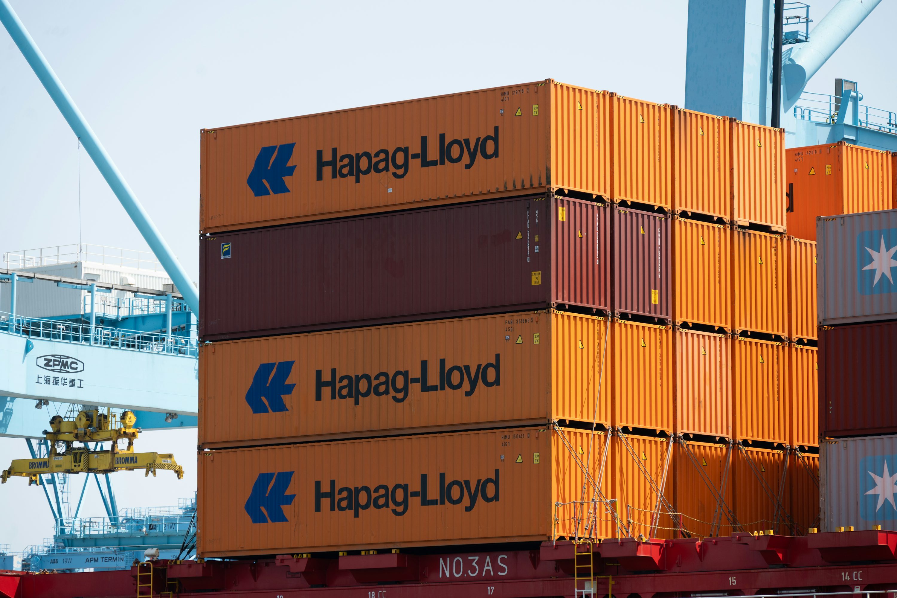Buque Hapag-Lloyd con contenedores naranja en puerto colombiano