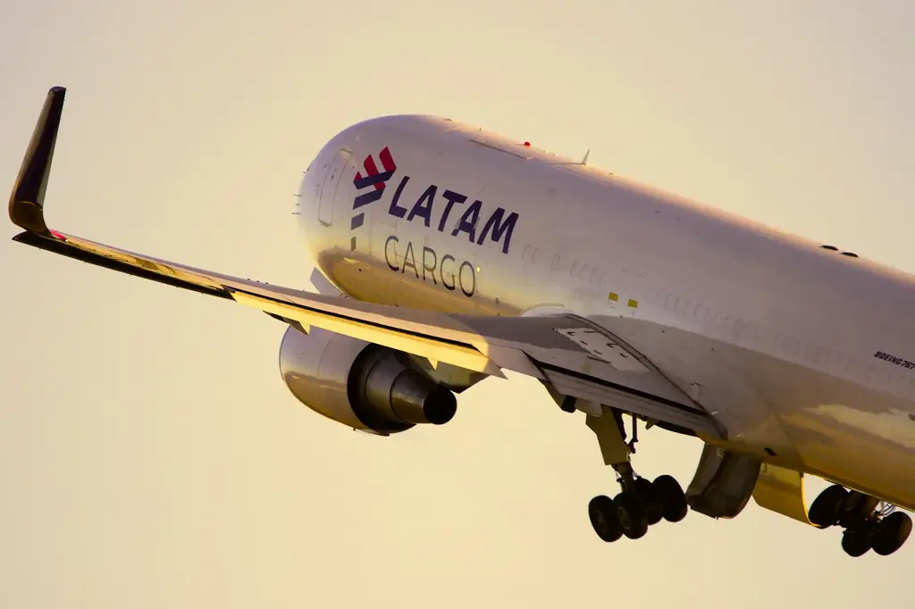 Avión carguero de LATAM Cargo en aeropuerto El Dorado de Bogotá