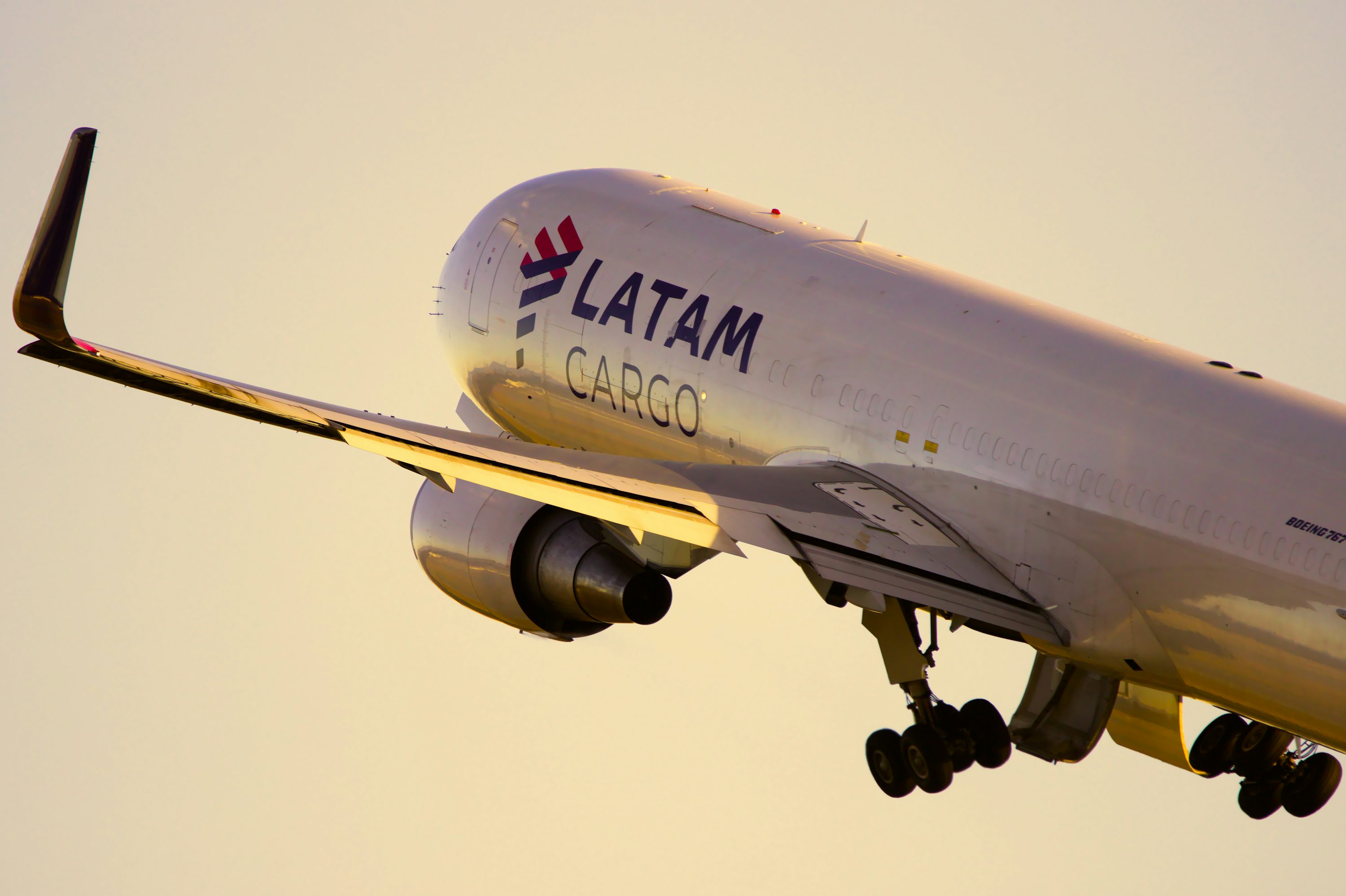 Avión carguero de LATAM Cargo en aeropuerto El Dorado de Bogotá