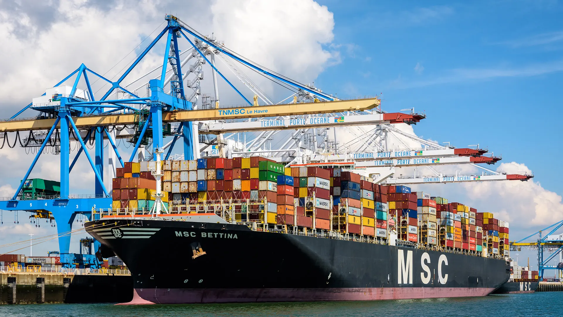 Buque portacontenedores MSC en aguas colombianas