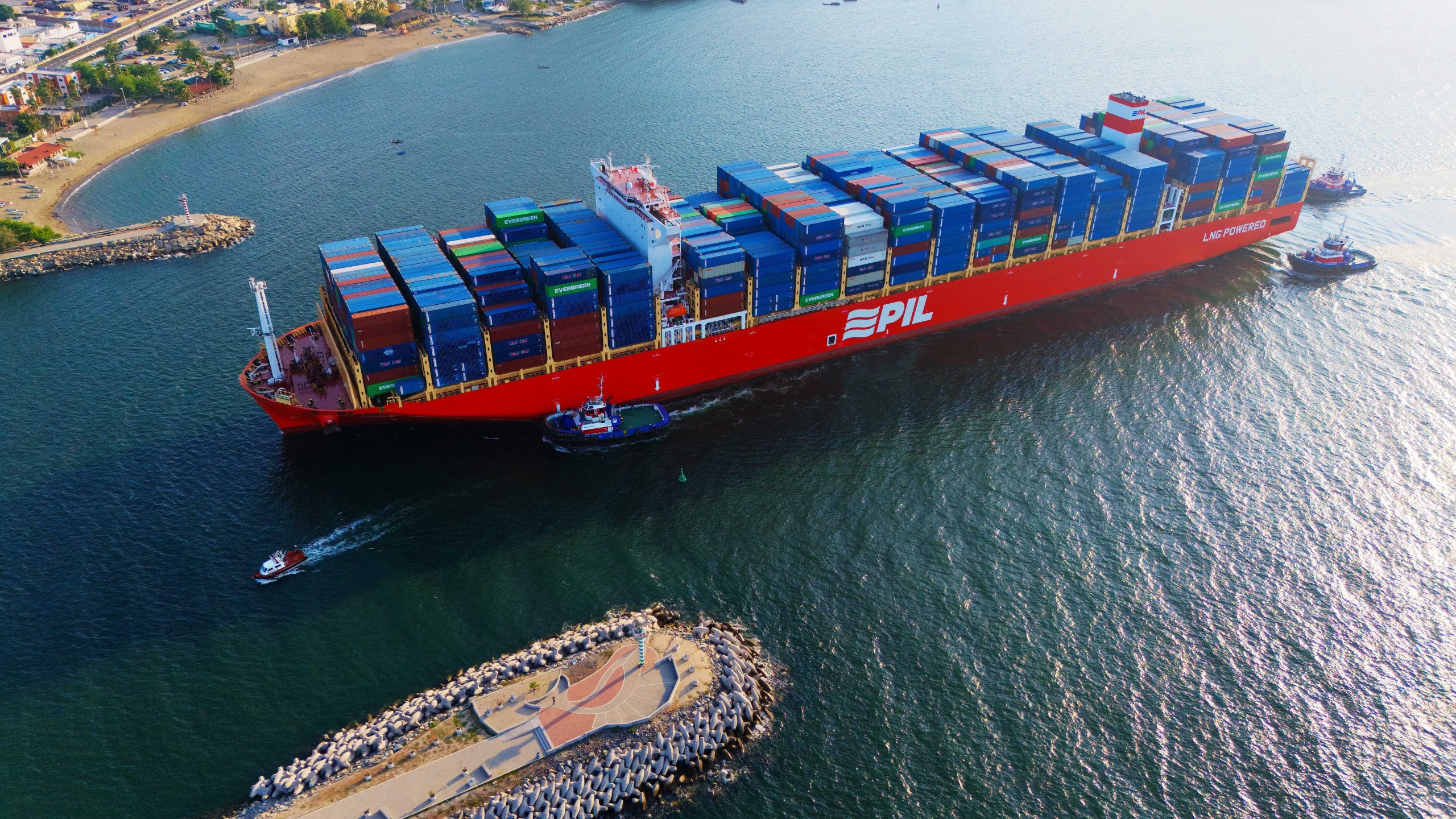 Buque PIL con contenedores azules en terminal portuaria colombiana