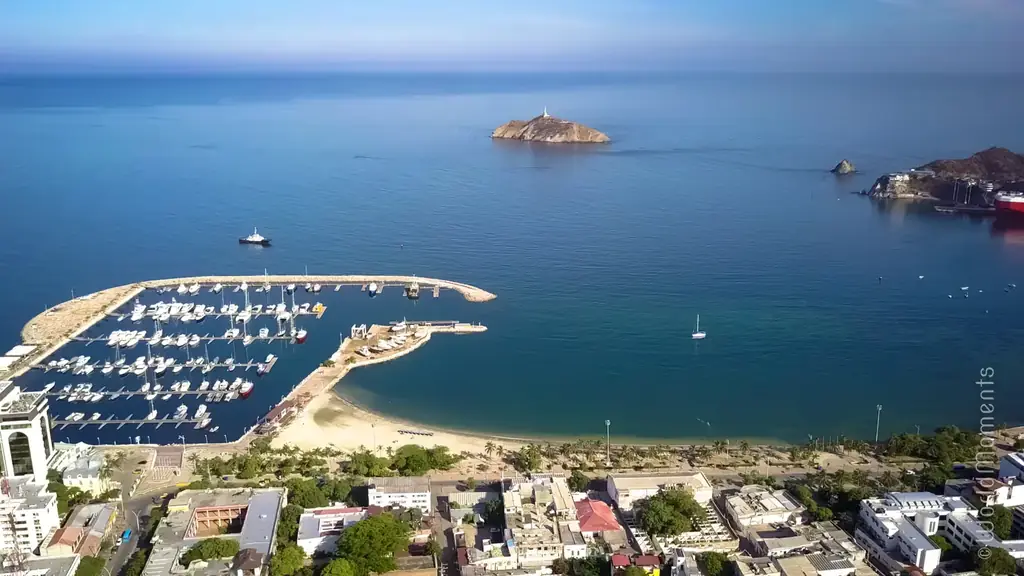 Puerto de Santa Marta con vista a la Sierra Nevada