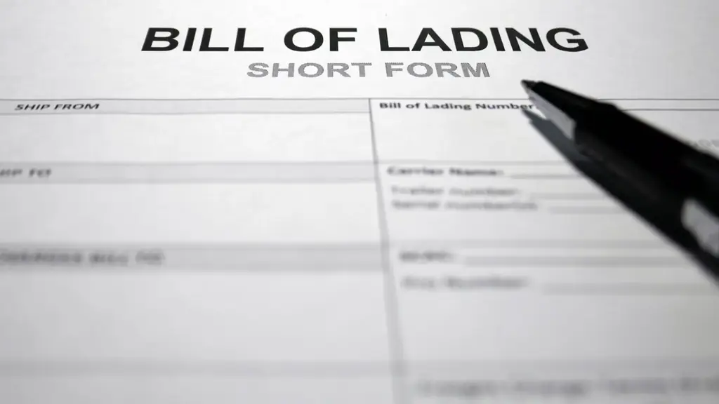 Documento Bill of Lading sobre escritorio con fondo de buque de carga