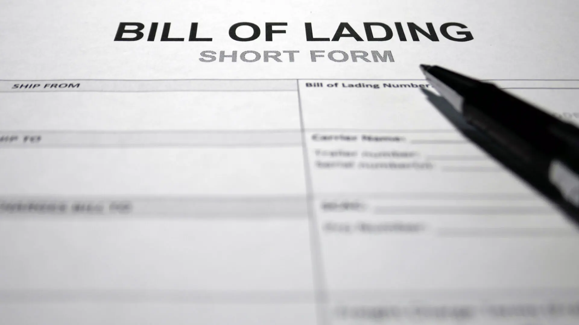 Documento Bill of Lading sobre escritorio con fondo de buque de carga