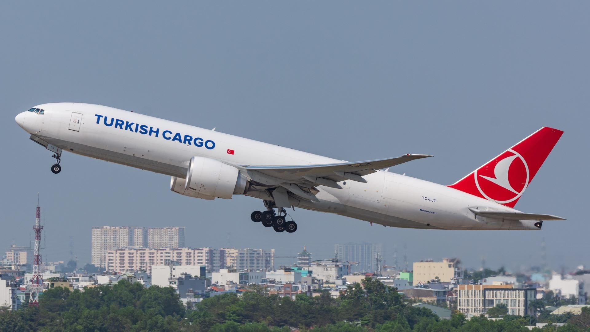 Avión carguero Turkish Cargo en plataforma de carga