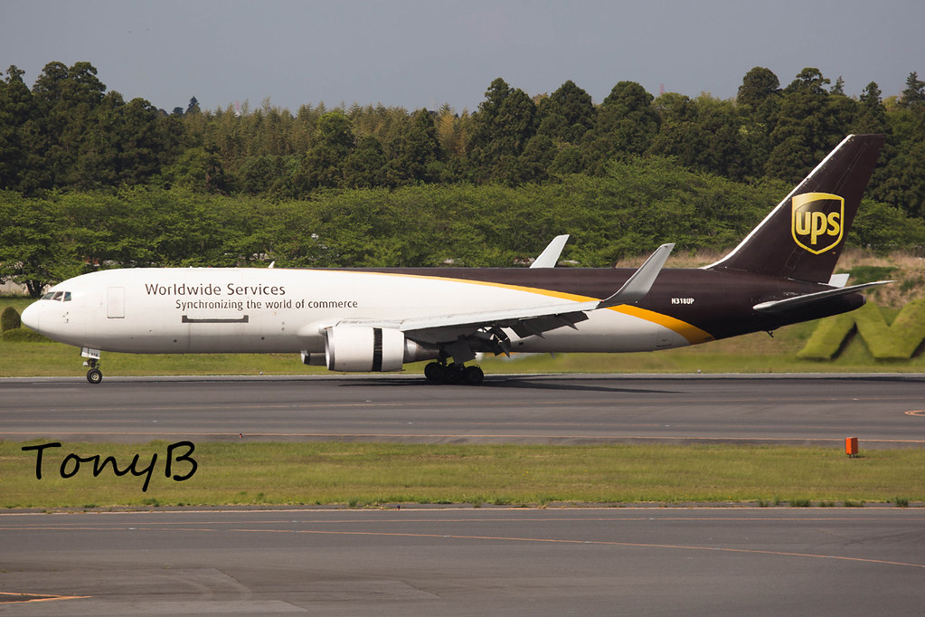 Avión de carga UPS en plataforma de aeropuerto colombiano