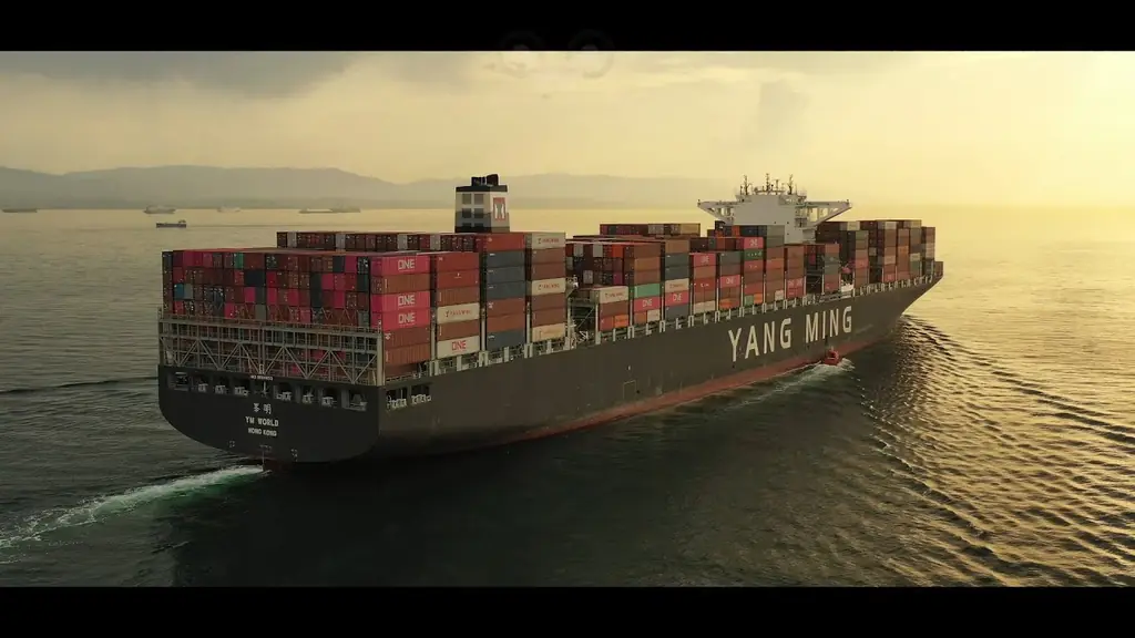 Buque Yang Ming con contenedores amarillos en puerto colombiano