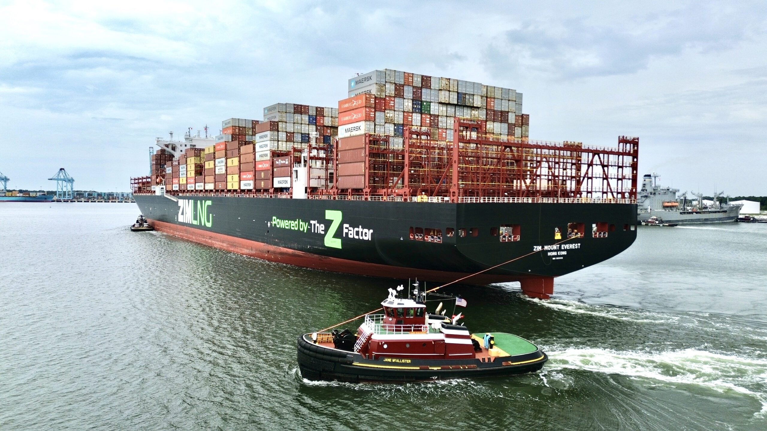 Buque ZIM con contenedores dorados en puerto caribeño