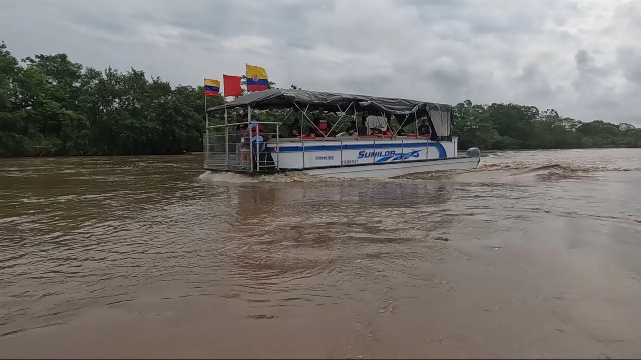 Puerto fluvial sobre el Río Magdalena, Colombia - Tráfico de barcazas